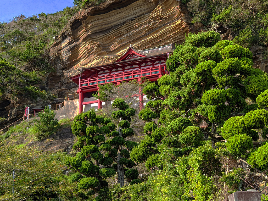 崖にそびえ立つ大福寺の通称「崖観音」