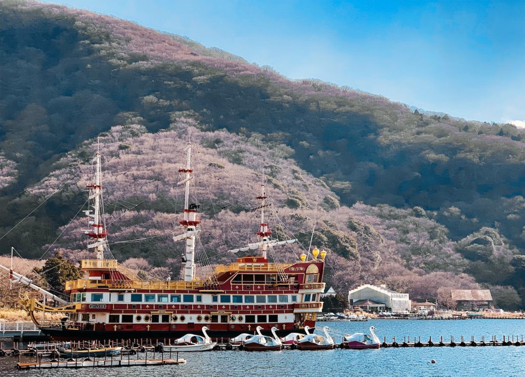 芦ノ湖を遊覧する箱根海賊船