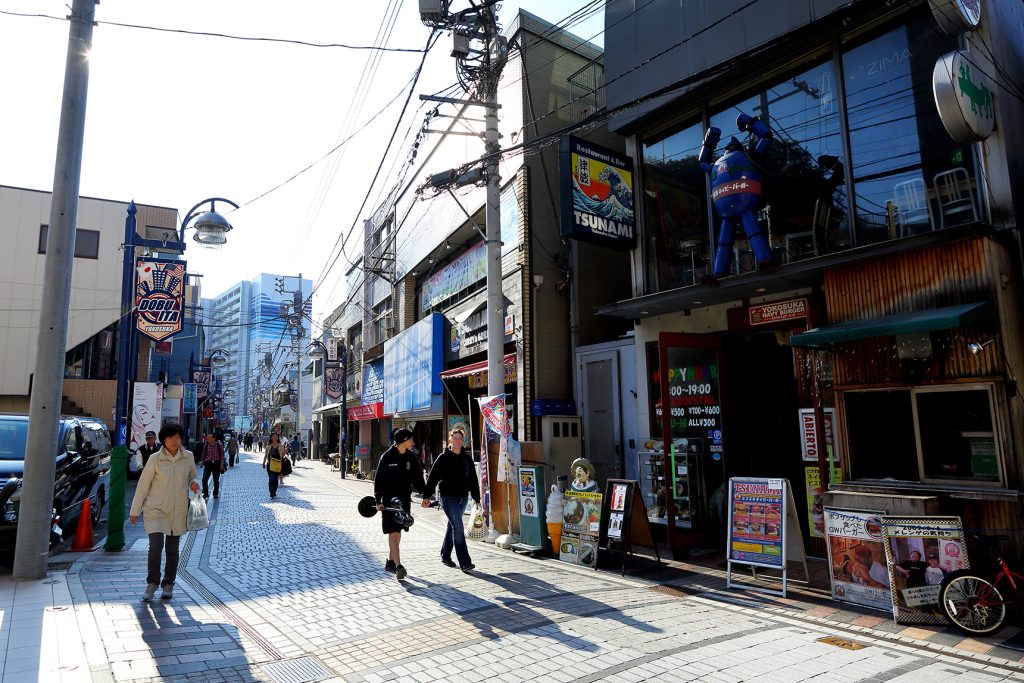 横須賀アメリカンカルチャーの聖地「どぶ板通り」