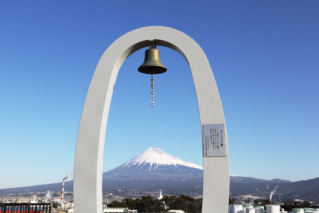 ふじのくに田子の浦みなと公園の「はじまりの鐘」と富士山