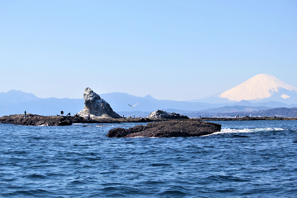 サザンビーチ茅ヶ崎から見る烏帽子岩と富士山