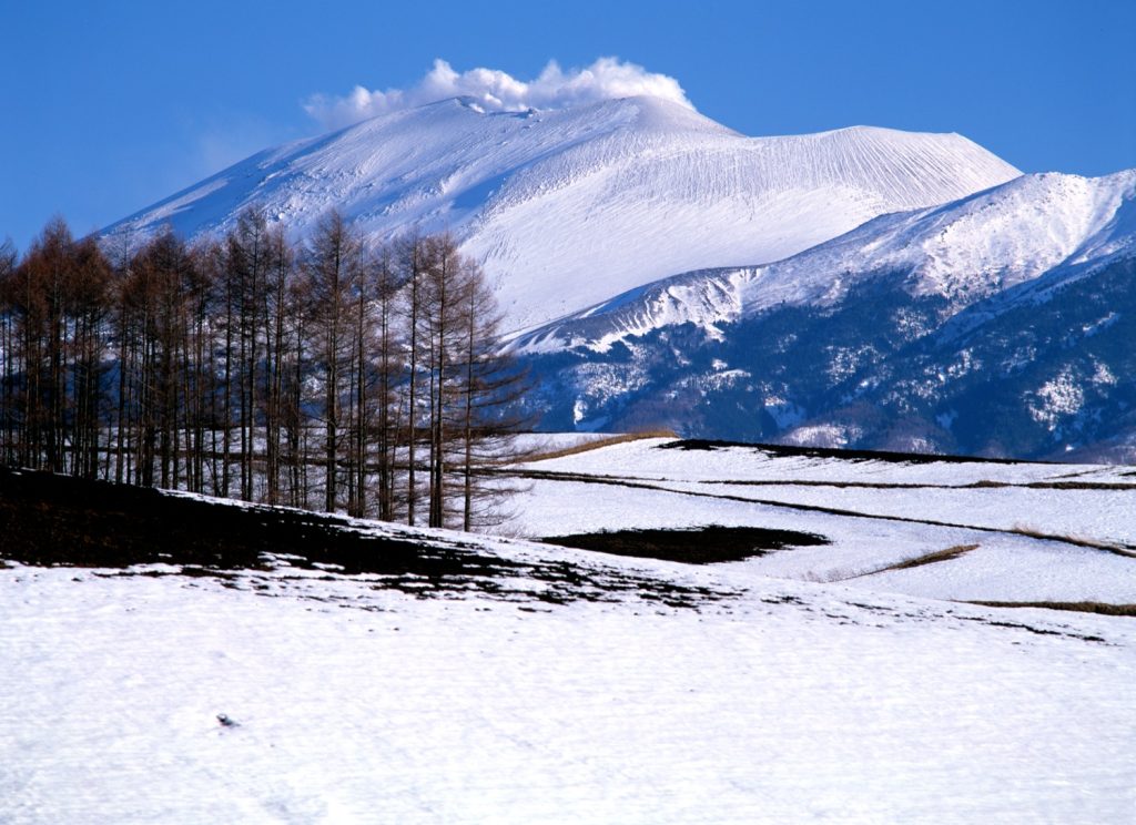 嬬恋村の雪景色と浅間山