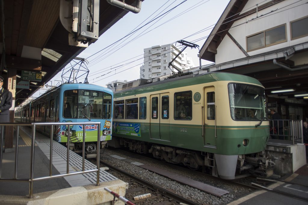 「SKIPえのんくん号」のラッピング車両と通常の江ノ電車両