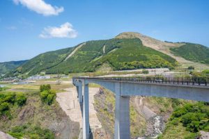 阿蘇山と阿蘇長陽大橋（熊本県）