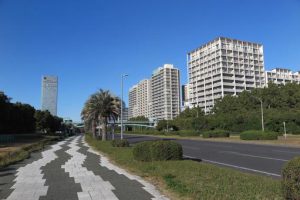 千葉県 幕張の街並みと道路