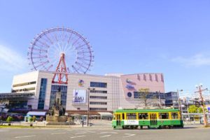 鹿児島市内の市電とアミュプラザ（アミュラン）