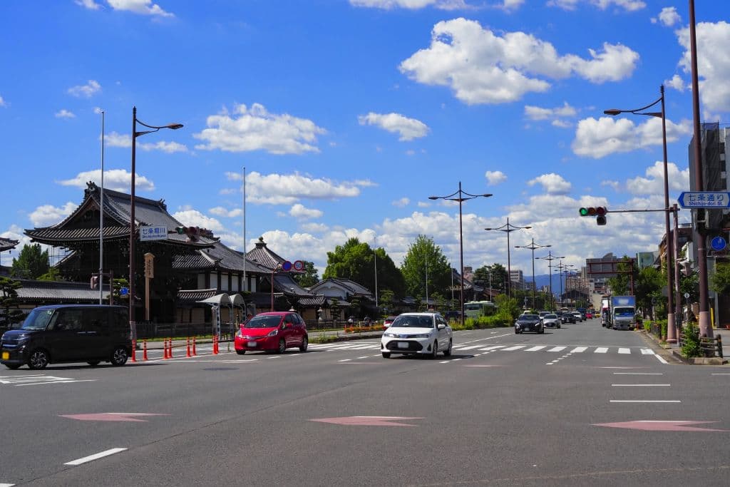 京都の街並みに映えるこだわりの輸入車。手放す時の「ディーラーの塩対応」に不安を感じていませんか？