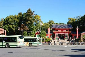 京都市内の八坂神社の西桜門