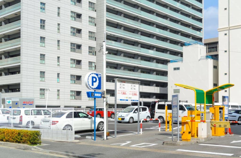 大阪の狭い駐車場でついた「小傷」。ディーラーの減点方式に納得いかない方へ