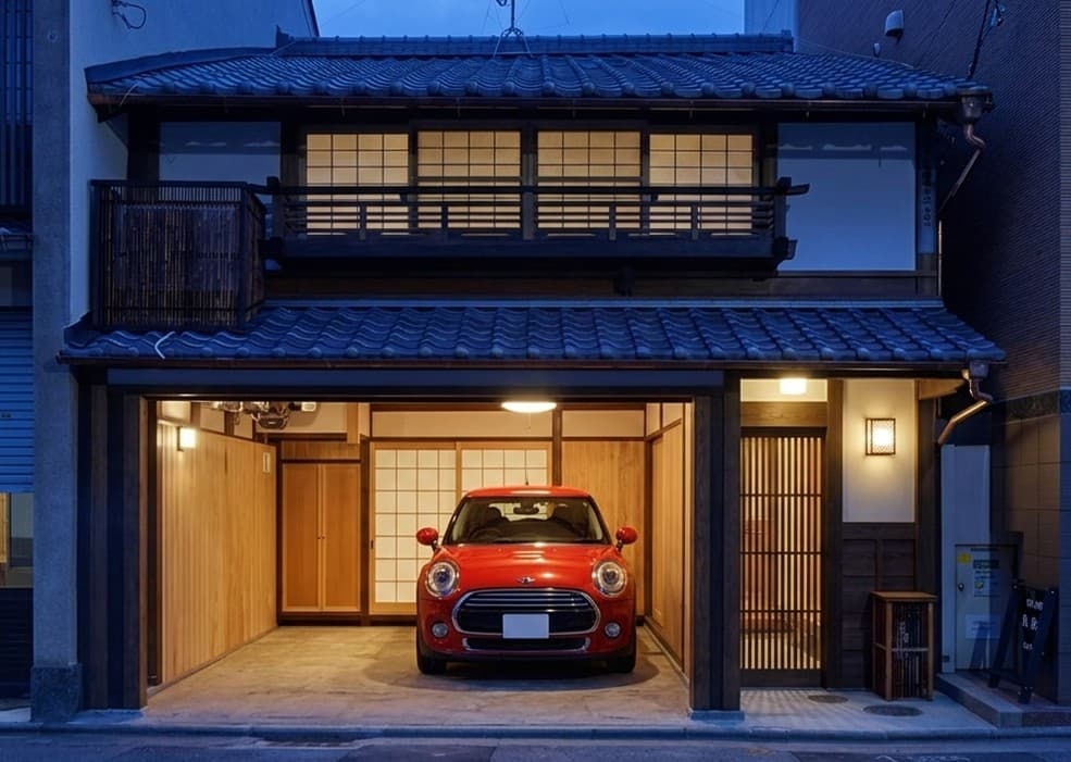京都の京町家のガレージに停まっているいるBMW MINI