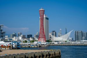 兵庫県神戸市の神戸ポートタワーと海洋博物館