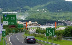第二阪奈道路を走るBMW（奈良県）