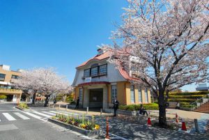 田園調布駅の復元駅舎と桜（東京都大田区）