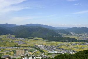 霧のテラスから見た街並み（京都府亀岡市）